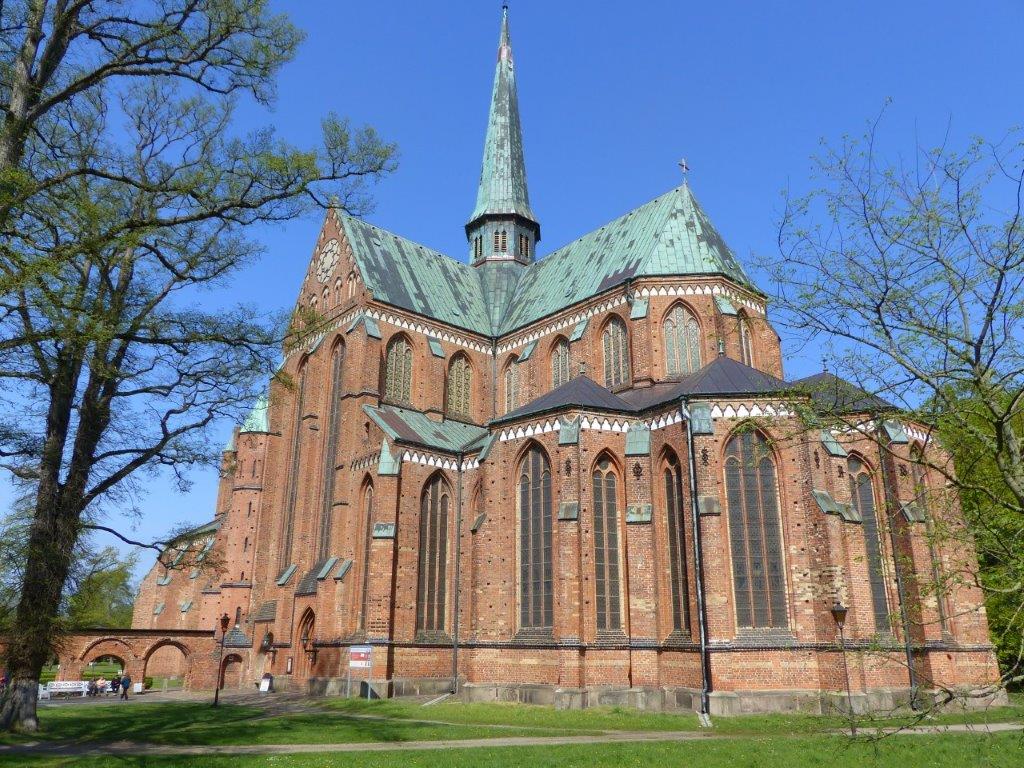 Bad_Doberan_Münsterkirche_außen.jpg